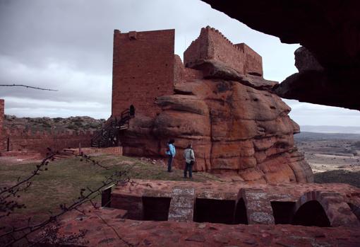 Plaza interior del castillo de Peracense