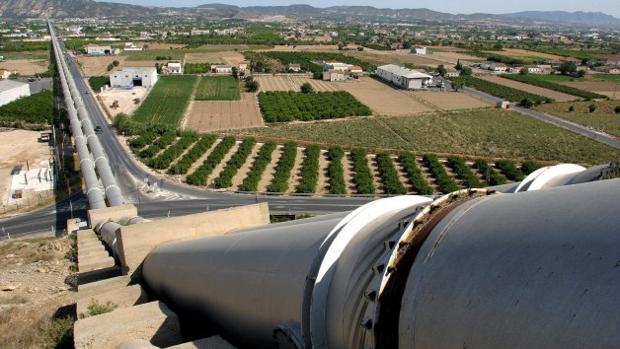 Conducciones del trasvase Tajo-Segura a su paso por la huerta de la Vega Baja cerca de Orihuela