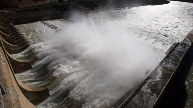 Desembalse de agua en un pantano