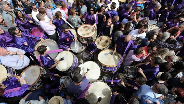 Imagen de archivo de la «Rompida de la hora» de la Semana Santa calandina