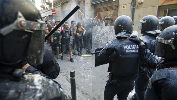 Agentes de los Mossos en una manifestación de la izquierda independentista