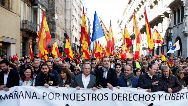 La manifestación convocada por la entidad Espanya i Catalans para conmemorar el 40 aniversario de la Constitución