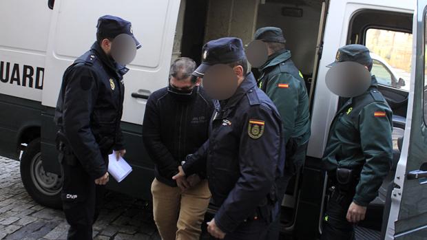 Rafael ha llegado esposado y en un furgón de la Guardia Civil hasta la Audiencia de Toledo esta mañana