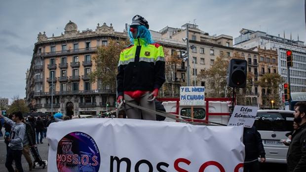 Los Mossos cortaron la Gran Via de Barcelona este miércoles en protesta por el recorte de pagas