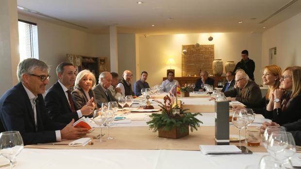 César Sánchez (segundo por la izquierda), durante su encuentro con representantes del Club Rotary de Elche