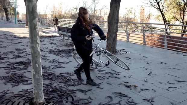 Una joven, apurada por el viento este miéroles en Zaragoza