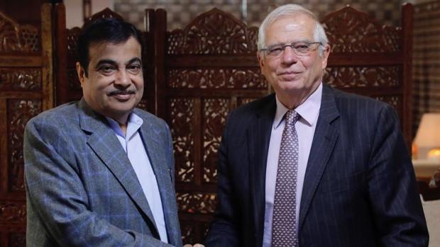 El ministro Borrell junto al ministro indio de Transporte por Carretera, Transporte y Recursos Hídricos, Nitin Gadkari, durante su encuentro