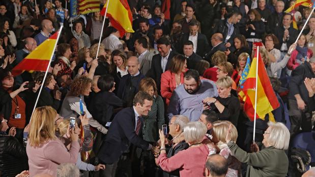 Casado llega, acompañado de los candidatos, al acto celebrado en el Oceanográfico