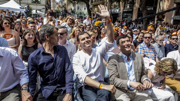 Albert Rivera, durante un mitin en Valencia, junto a Toni Cantó y Fernando Giner