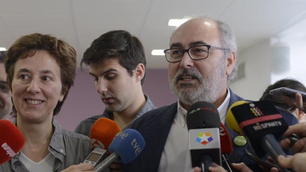 El líder de Equo Madrid, Alejandro Sánchez, ante los medios durante reunion en 2017 de Podemos Madrid, IU Madrid y Equo Madrid.