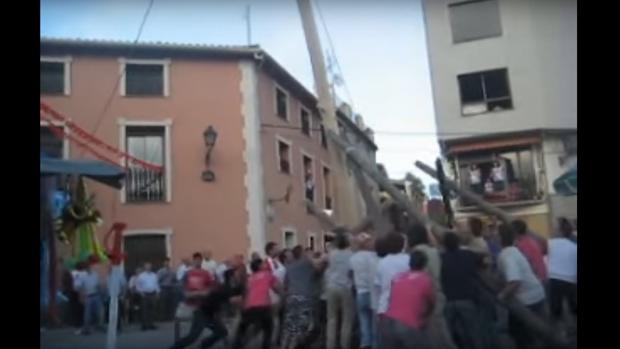Imagen de la tradicional «Plantà del Xop» en Planes (Alicante)