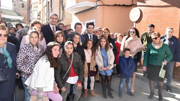 El presidente regional, Emiliano García-Page, se fotografió con los vecinos de Navalcán en las fiestas de San Pablo