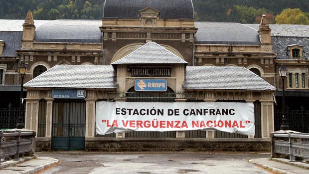Imagen de archivo de una pancarta reivindicativa plantada en la histórica y monumental estación de Canfranc