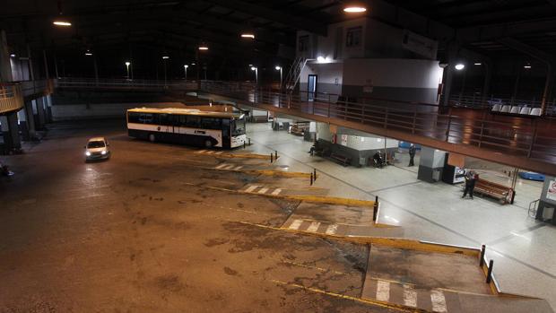Autobús aparcado en la estación de Santiago
