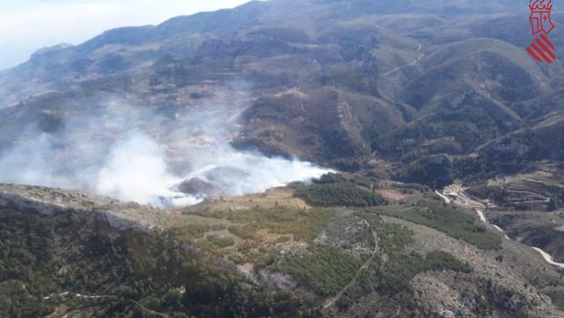 Imágenes del incendio en Confrides (Alicante)