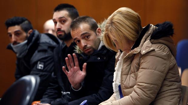 La principal acusada y los tres supuestos sicarios, en el banquillo durante la primera jornada del juicio en la Audiencia Provincial de La Coruña