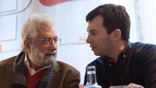 Caballero (d) y Bieito Ledo, candidato en Xunqueira de Ambía, este miércoles