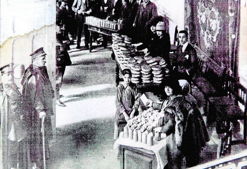 La Latina siempre fue un teatro vinculado al pueblo. Arriba, una acción solidaria de los actores en 1920