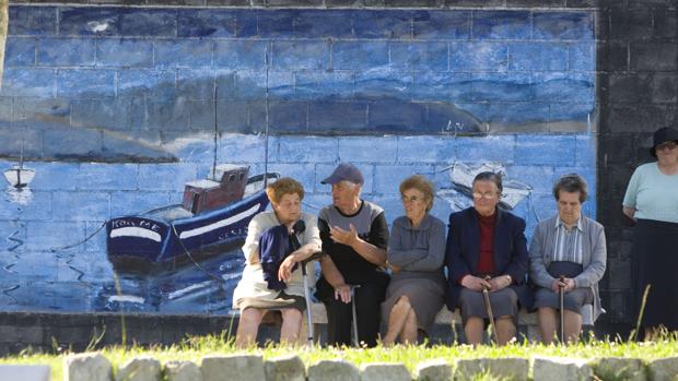 Un grupo de mayores en la localidad coruñesa de Corme