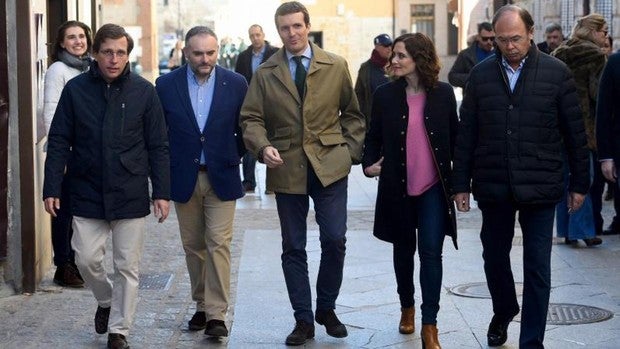 Pablo Casado junto a Pío García Escudero y los candidatos José Luis Martínez-Almeida y Isabel Díaz Ayuso, durante un paseo por Torrelaguna para presentar a los 42 aspirantes a alcalde de las localidades de la Sierra Norte