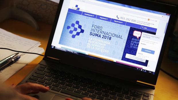 Un internauta visitando la web de Suma