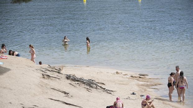 El pantano de San Juan es uno de los lugares que con más frecuencia eligen los madrileños para el ocio estival