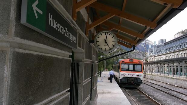 Tren estacionado en la histórica estación de Canfranc (Huesca)