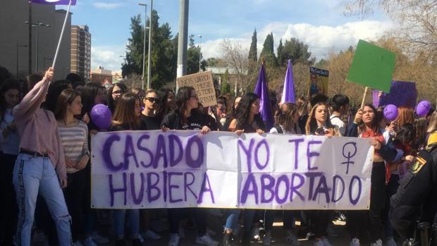 Feministas recibieron con esta pancarta a Pablo Casado en Castellón