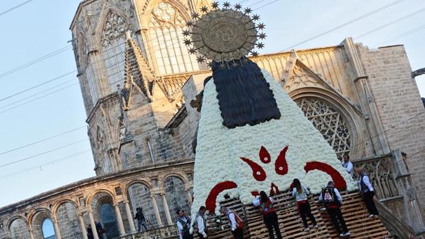 La Mare de Déu dels Desamparats, con su manto tras la Ofrenda de flores en una edición anterior de esta tradición en las Fallas de Valencia