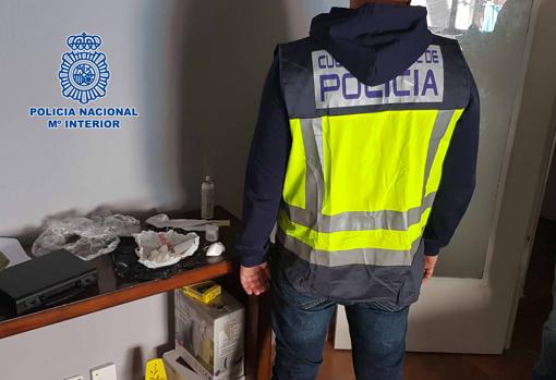 Un agente, durante uno de los registros