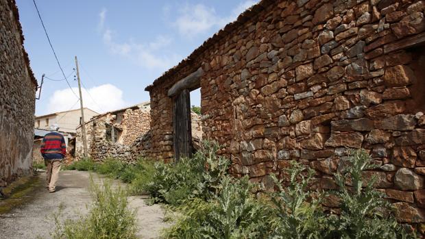 Casas abandonadas y calles moribundas en Corbatón (Teruel), uno de los muchos municipios españoles que ya se encuentran en riesgo extremo de extinción