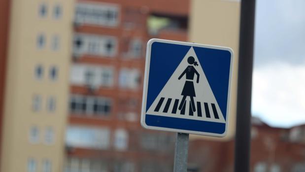 Señal vertical advirtiendo de la presencia de un paso de peatones