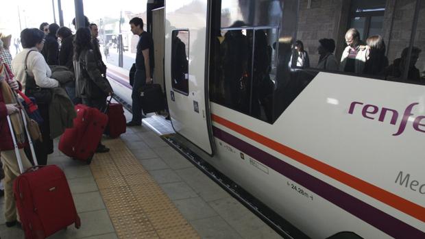 Viajeros tomando un tren en la estación de Teruel