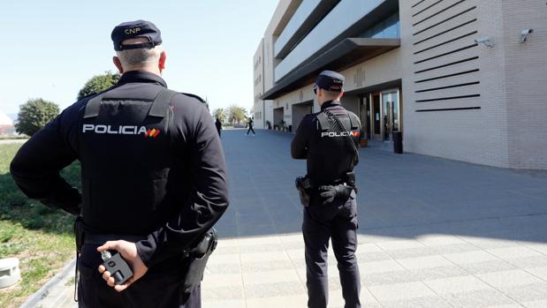 La Policía Nacional vigila las puertas de la Audiencia de Castellón la semana en que se produjeron los hechos