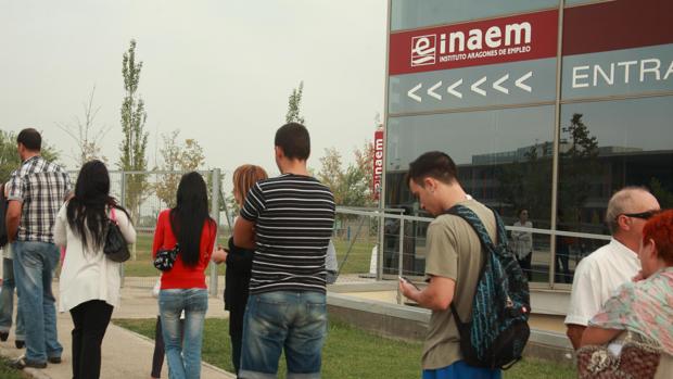Desempleados haciendo cola ante una oficina del Instituto Aragonés de Empleo