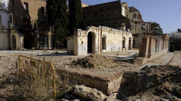El noviciado de las Damas Apostólicas, con uno de los edificios semiderruido