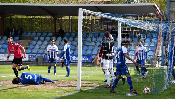 El Marbella celebra uno de sus tres goles
