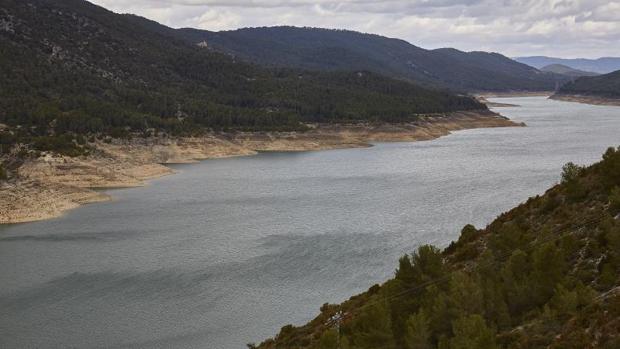 Canal que une los dos pantanos de los que se abastecen los trasvases Tajo-Segura