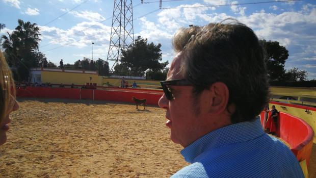 Imagen del candidato de Vox a la Presidencia de la Generalitat, José María Llanos, en una capea taurina