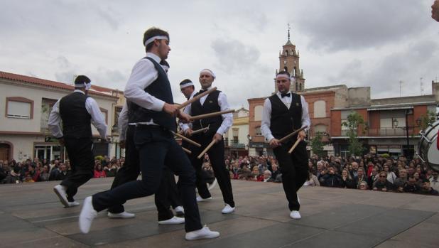 Danzas ante el público congregado en la plaza de España