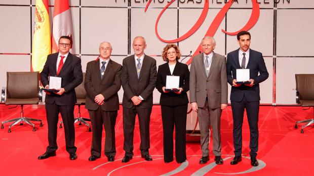 Foto de familia de los galardonados tras la entrega de los Premios Castilla y León