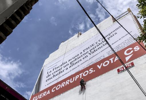 Imagen de la lona con una información de ABC desplegada por Ciudadanos en Valencia