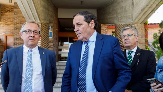 El consejero Sáez Aguado, entre el delegado territorial de la Junta y el gerente regional de Salud, en Segovia