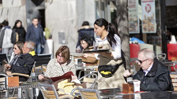 El sector servicios lideró la caída del desempleo en abril en la Comunidad Valenciana con 5.471 parados menos