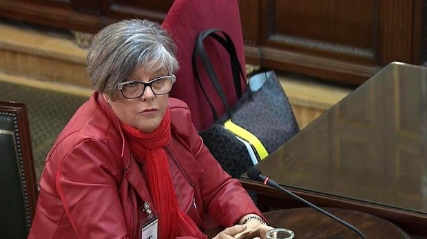 Virginia Martínez, una de los testigos de las defensas que ha expresado una versión dantesca del referéndum ilegal, durante su declaración en el juicio celebrado en el Tribunal Supremo