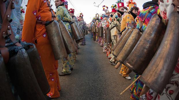 «Diablos», ataviados con trajes de llamativos colores y cencerros colgados a la espalda