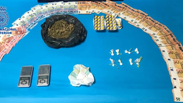 Droga, dinero y otros efectos intervenidos por la Policía Nacional a los cuatro detenidos