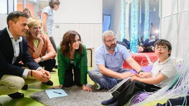 Ayuso, durante su visita al Colegio de Educación Especial Cambrils