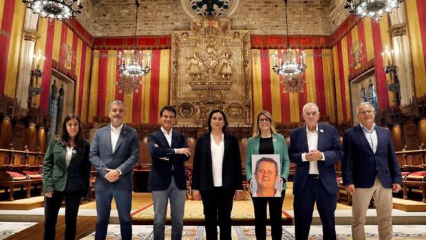 Los candidatos, ayer en el Saló de Cent del Ayuntamiento posando para Efe