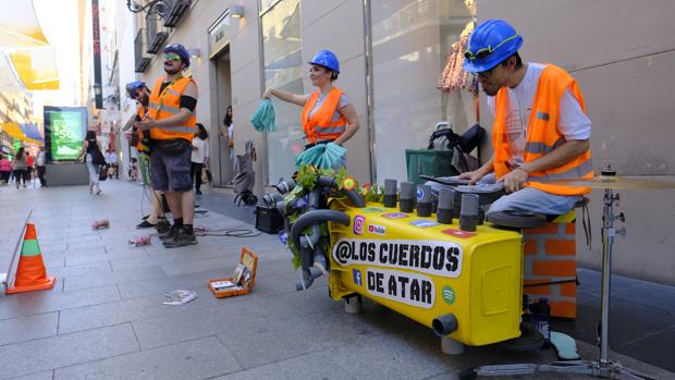 El grupo Los Cuerdos de Atar, en una de sus actuaciones en la calle de Preciados